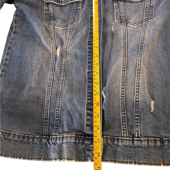 Oversized Women's Trucker Denim Jacket, size M - Picture 2 of 11